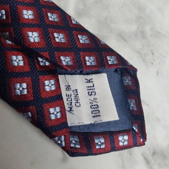 NWT IZOD Maroon and Blue Men's Silk Tie - Picture 6 of 6